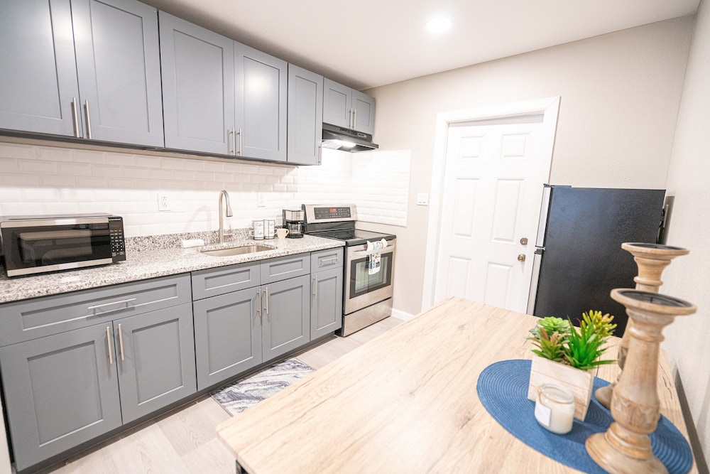 University Serenity Suites 14th - photo 18