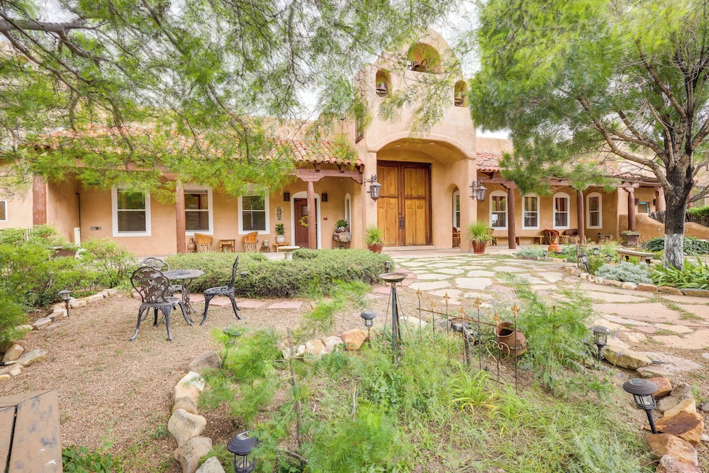 Los Cerrillos Hillside Hacienda on 65 Acres — 4-Star Luxury Hotel in Santa Fe, United States
