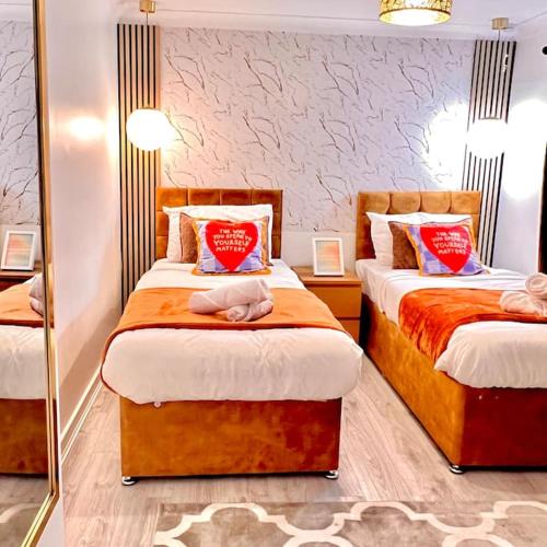 Luxe Smart Home Basildon Serviced Accommodation 7 Mins Walk To Basildon Town Centre Hospital & Train Station — 4-Star Luxury Hotel in Basildon, United Kingdom