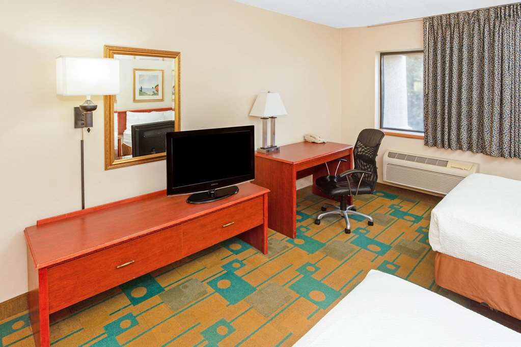 La Quinta Inn by Wyndham Milwaukee Airport Oak Creek - photo 24