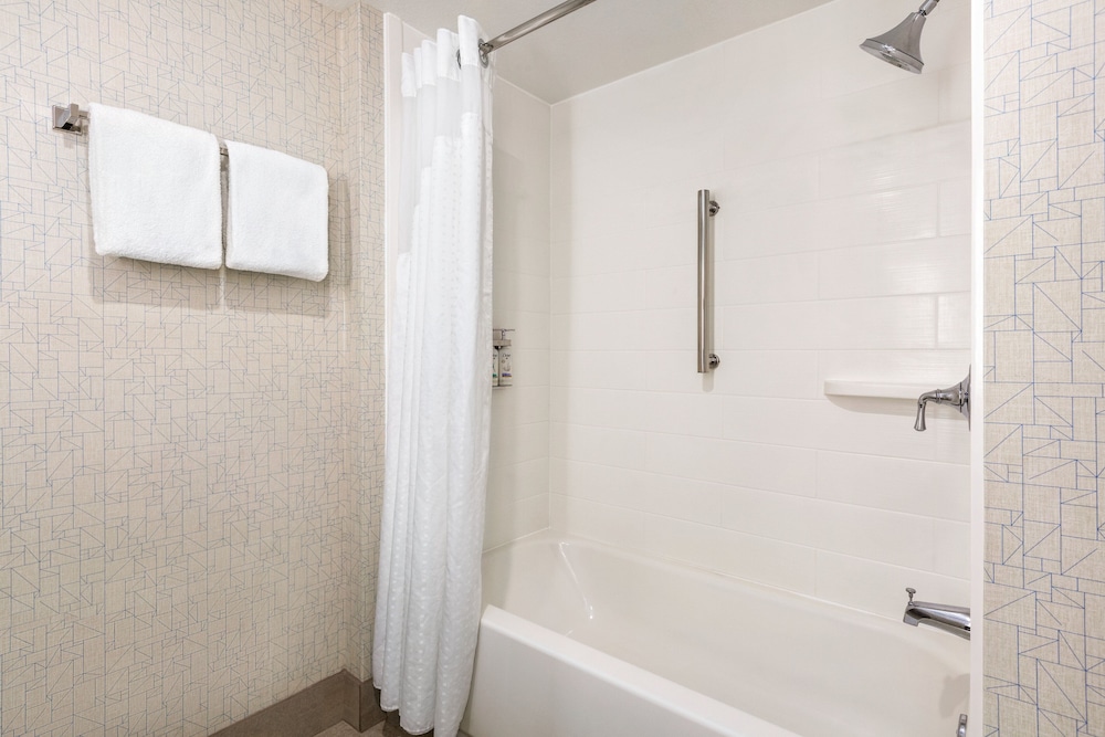 Holiday Inn Express & Suites Redding by IHG - photo 18