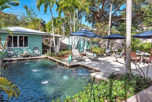 Art Deco Pool house mile and a half to beach Pets Welcome — 4-Star Luxury Hotel in Lake Worth, United States