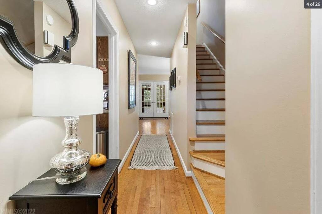 The Red Door 2 bedroom townhouse near VT & RU — 4-Star Luxury Hotel in Radford, United States