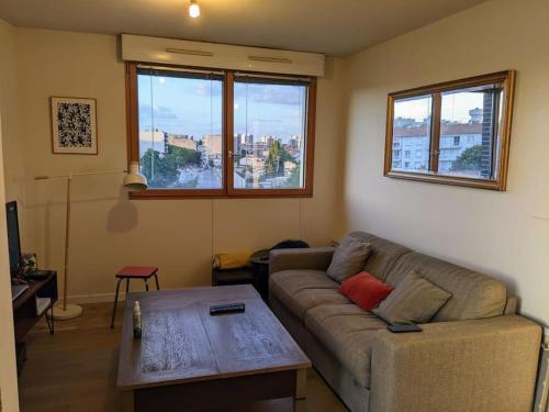 Superbe Deux Pieces Avec Terrasse Proche du Metro in Montreuil, France