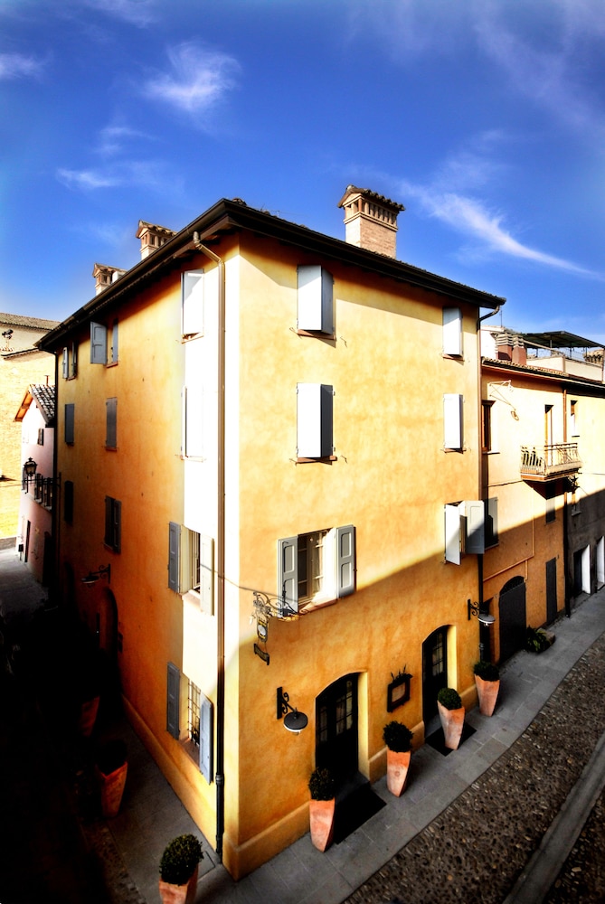 Locanda Del Feudo — 4-Star Luxury Hotel in Castelvetro Di Modena, Italy