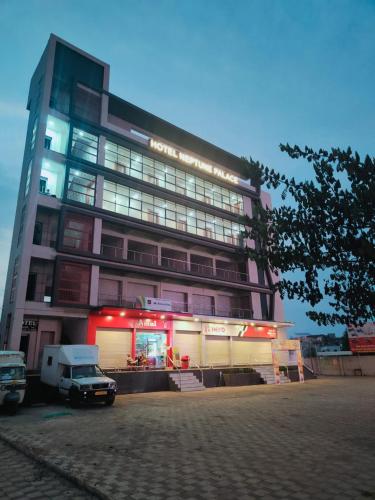 Hotel Neptune Palace in Anand, India