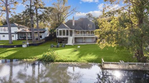 Woodlands Area Lake View Retreat in Conroe, United States