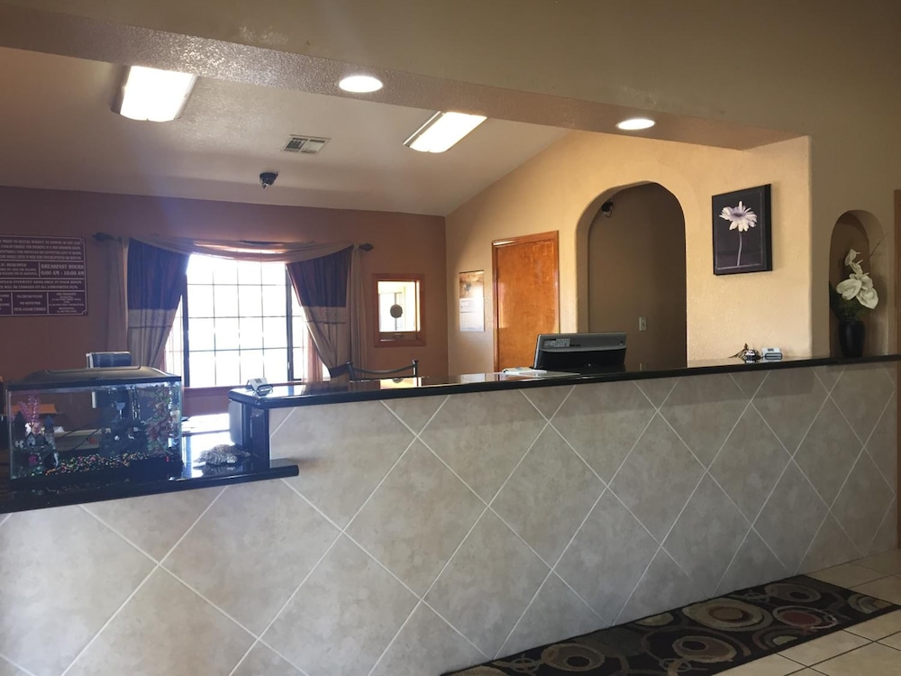 Royal Inn Pearsall - photo 3