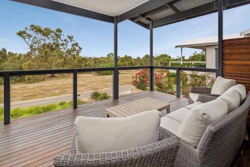 Jo’s Sanctuary 4 Bdrms Sleeps 10 Beach & scrub in Aldinga Beach, Australia