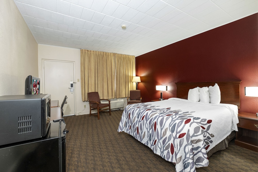 Red Roof Inn & Suites Hazleton - photo 18