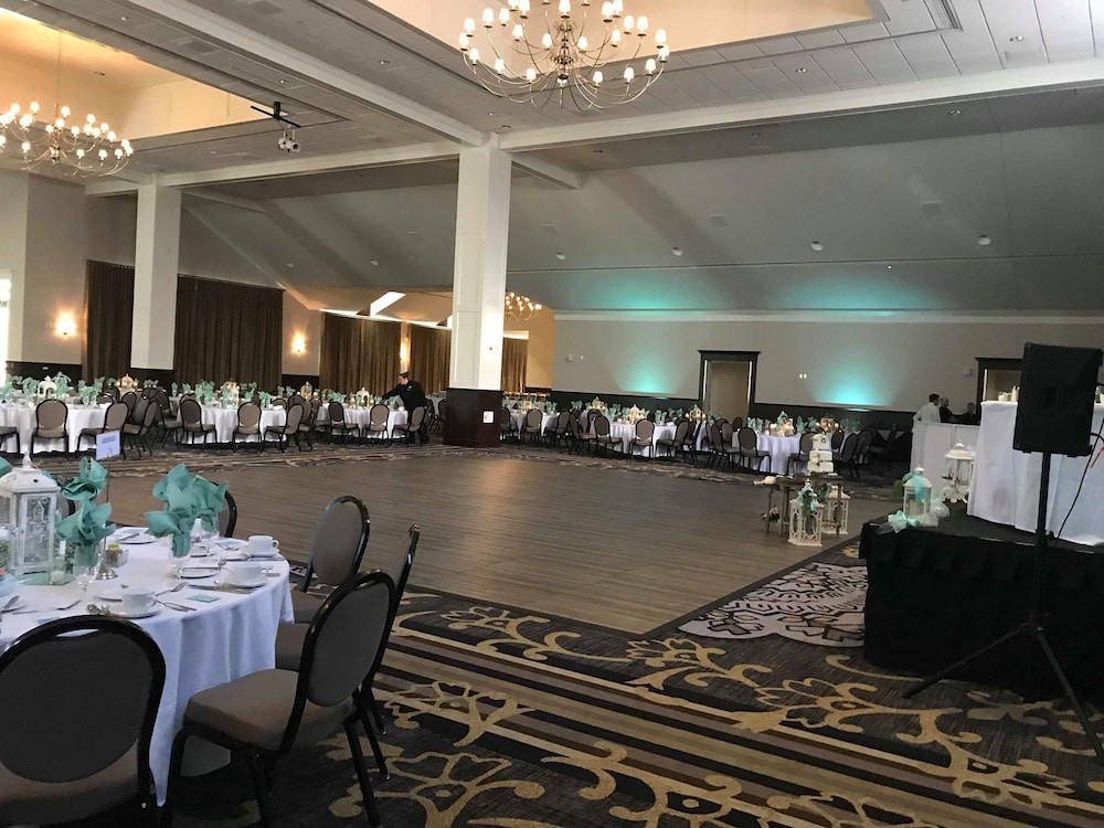 Hillsdale College Dow Hotel and Conference Center - photo 32