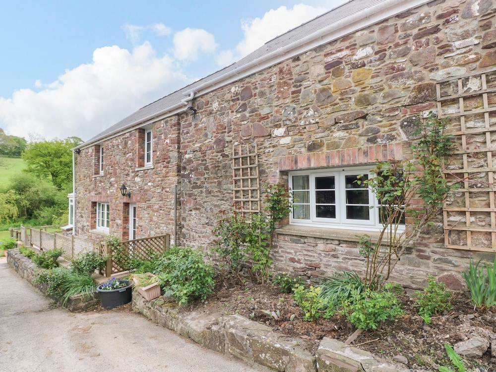 Corran Cottage — 4-Star Luxury Hotel in Carmarthen, United Kingdom