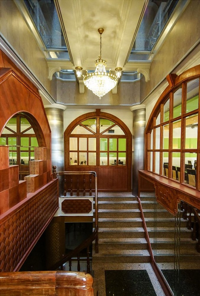 Royal Hotel — Magong