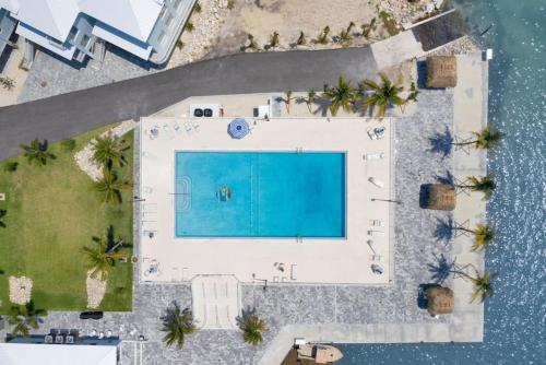 Oceanside Spacious Studio Escape in Marathon, United States