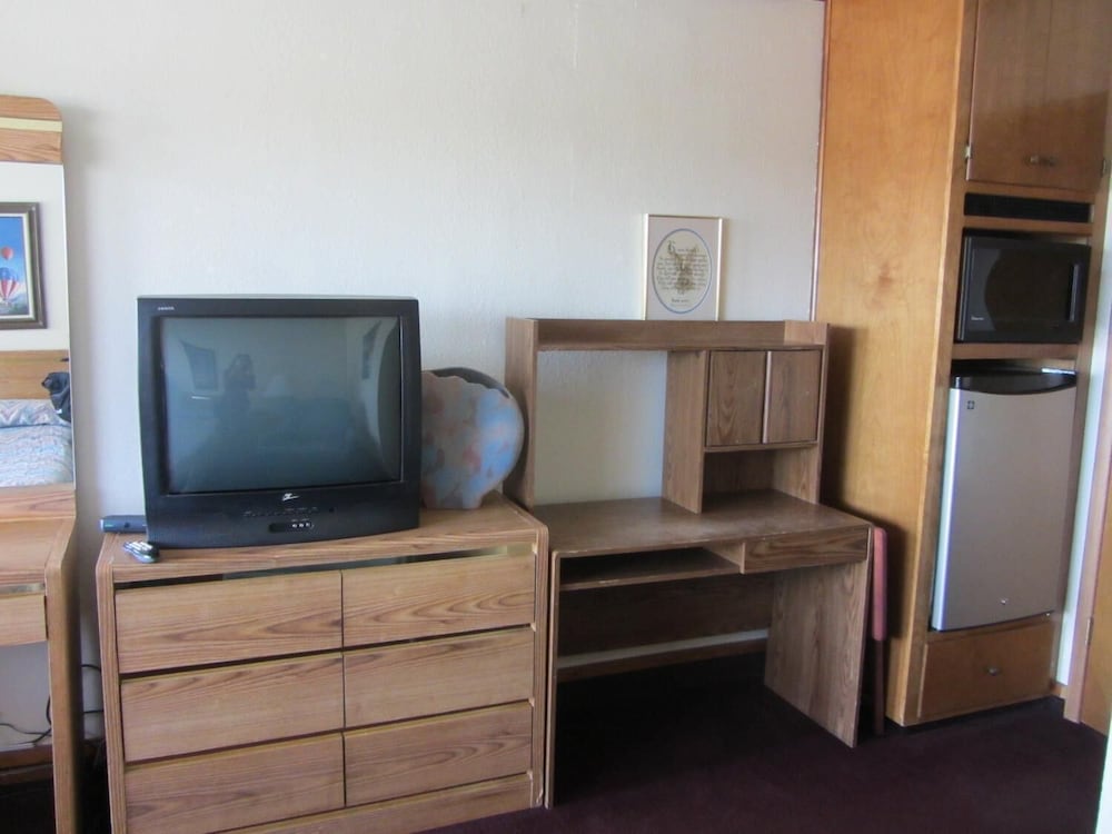 Warrick Plaza Inn - photo 8