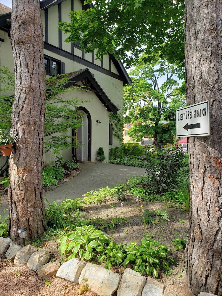 Ivy Manor Inn Village Center - photo 25