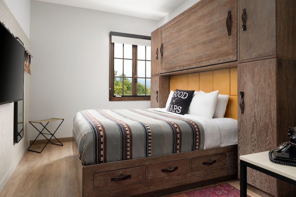 Moxy Santa Barbara - photo 2