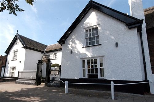 The Old Hall Hotel and Restaurant — hotel in Frodsham