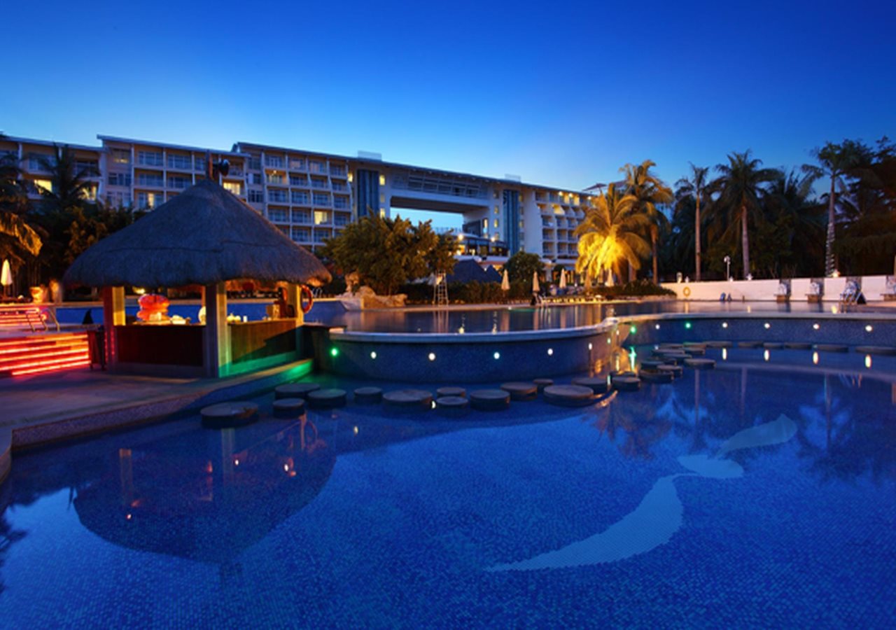 Days Hotel & Suites — hotel in Sanya