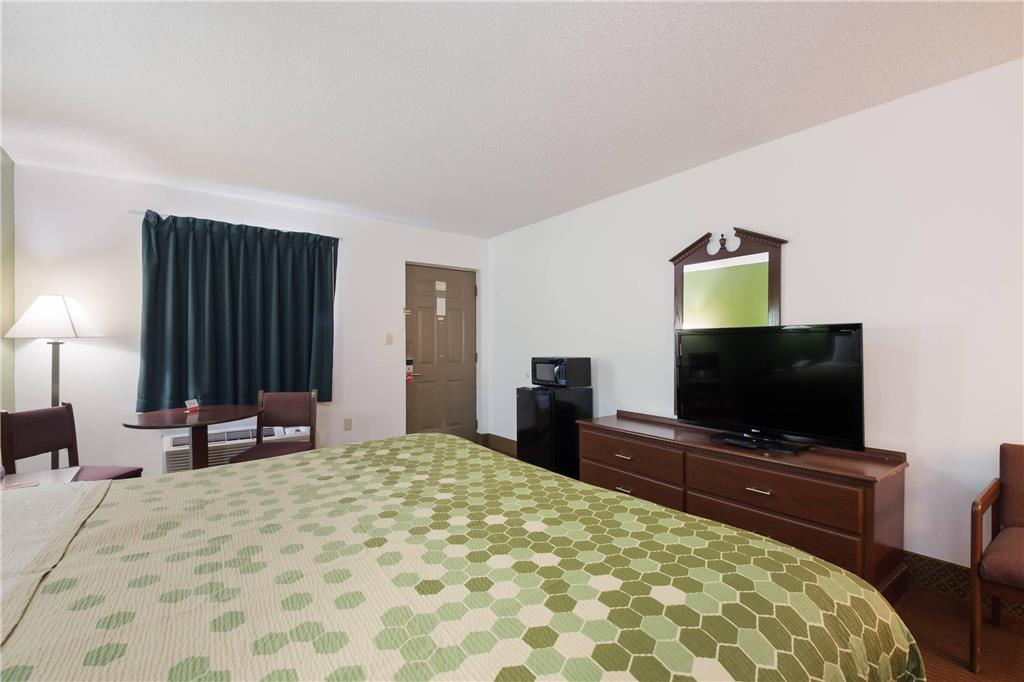 Econo Lodge Inn & Suites Knoxville East - photo 13