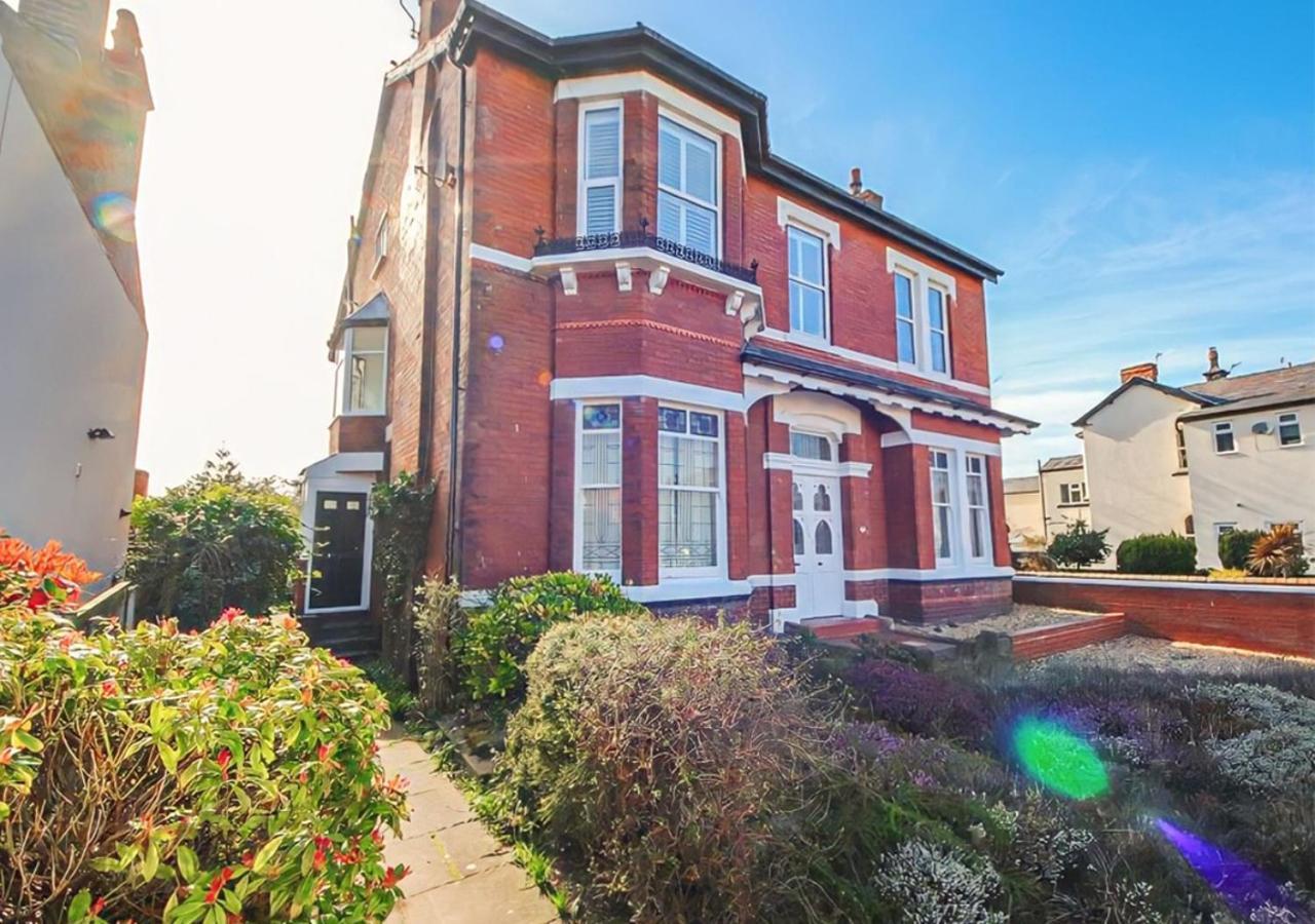 Spacious Victorian Birkdale Apartment with Garden — 4-Star Luxury Hotel in Southport, United Kingdom