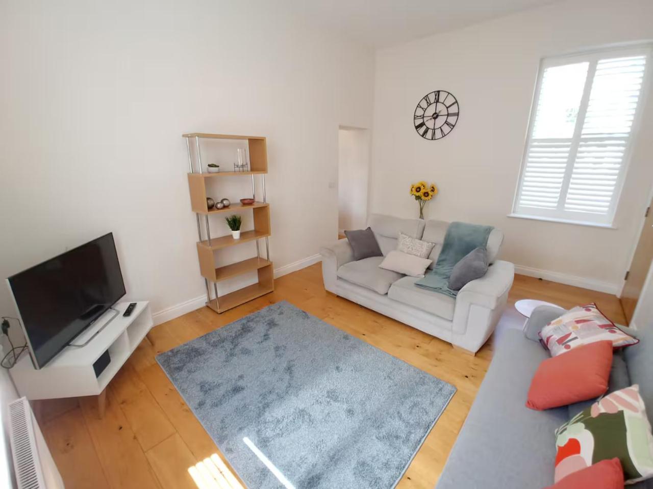 Reigate Lovely Spacious Apartment 21357134 — Reigate