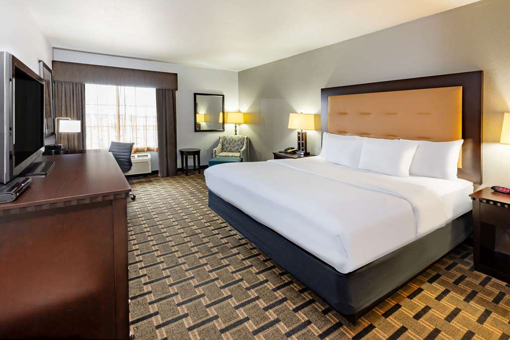 La Quinta Inn & Suites by Wyndham Mt. Pleasant - photo 20