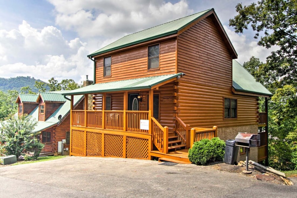 Mountaintop Manor — 4-Star Luxury Hotel in Pigeon Forge, United States
