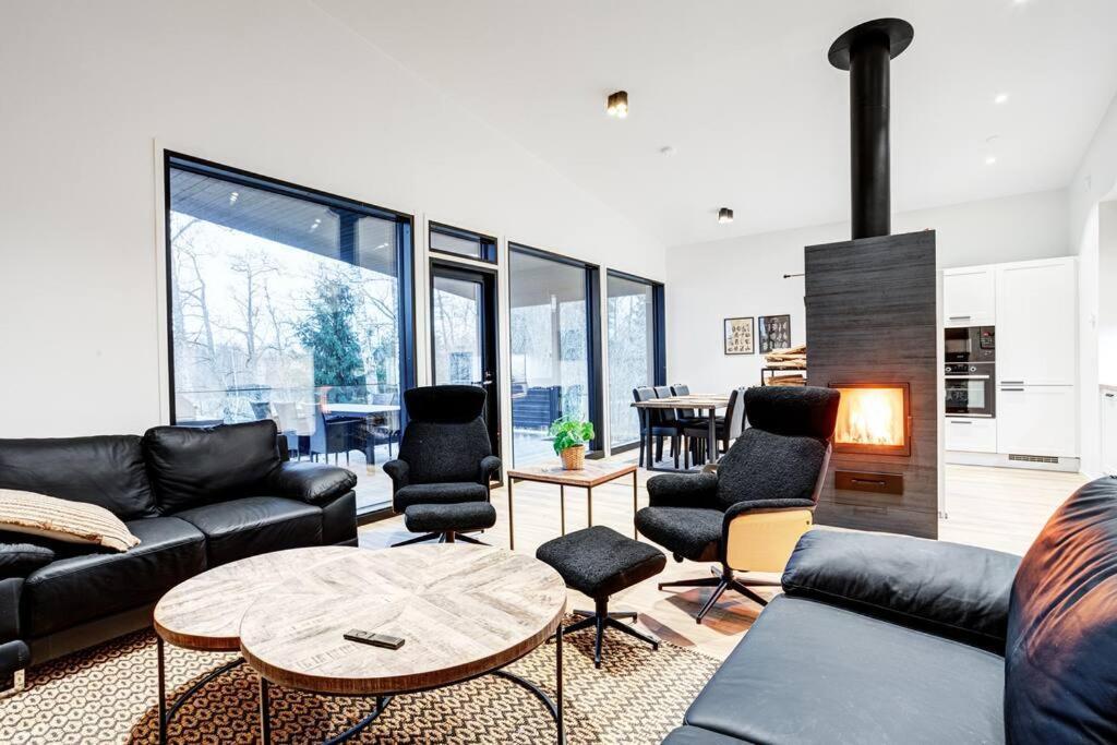 Villa Karina Beachfront with Jacuzzi — 4-Star Luxury Hotel in Porvoo, Finland