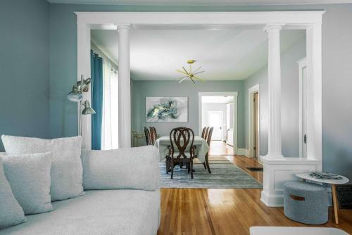 Maplewood Manor Chic 6 BDR Downtown Walworth — 4-Star Luxury Hotel in Walworth, United States