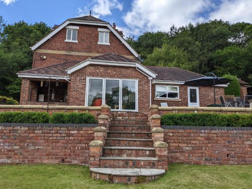 Three bedroomed house with a separate studio apartment by Severn Valley railway — 4-Star Luxury Hotel in Highley, United Kingdom