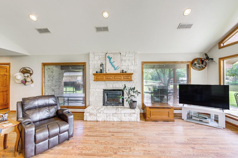 Rhodes Retreat w Dock on Cedar Creek Lake — Malakoff — photo 4