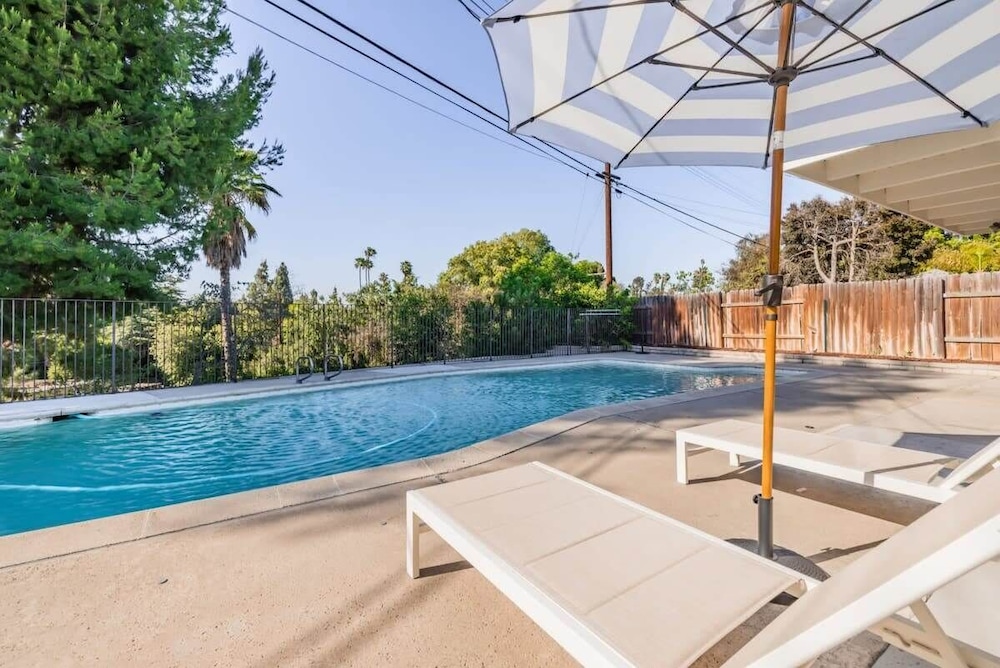 #Marbella Lane Cozy Modern Home with Relaxing Design & Pool — 4-Star Luxury Hotel in Fullerton, United States
