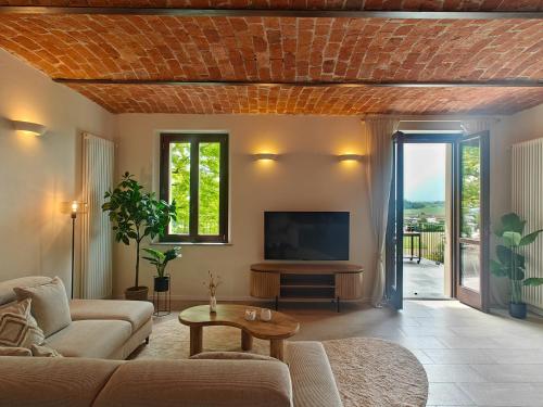 Casa Profumi di Barbera Infinity Pool Luxurious bedrooms and Historic Charm — 4-Star Luxury Hotel in San Martino Alfieri, Italy