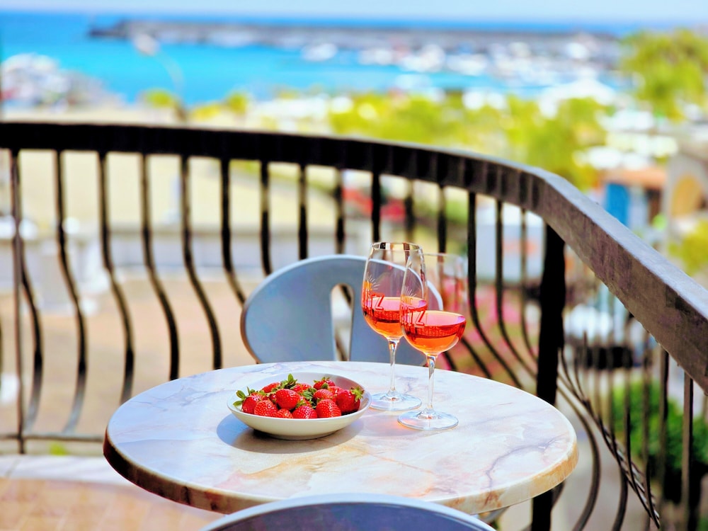 apart hotel Kalaskiso’ in Giardini-Naxos, Italy