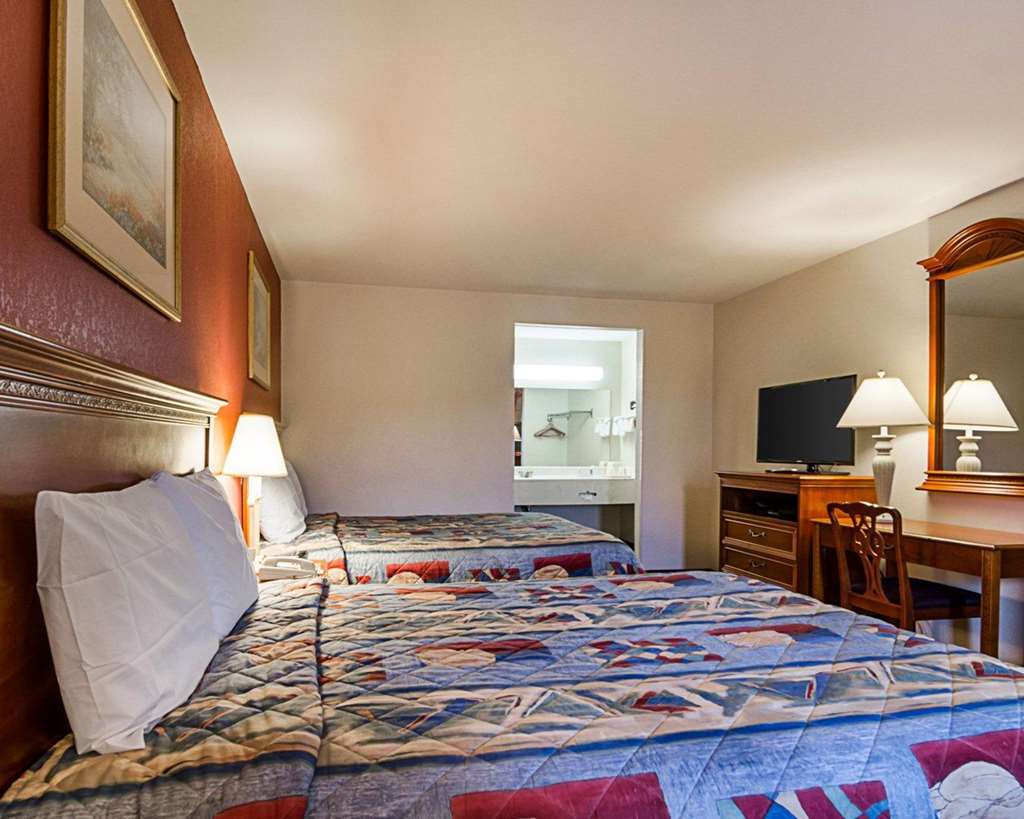 Econo Lodge Richmond North - photo 16