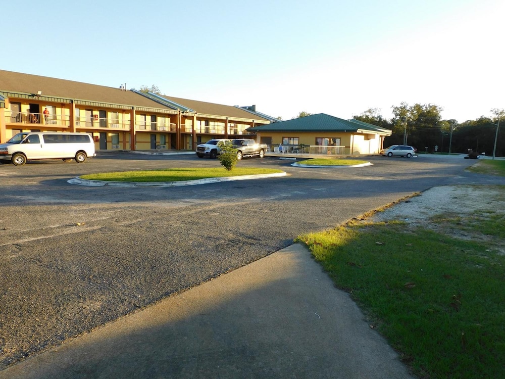 Camilla Inn & Suites - photo 36