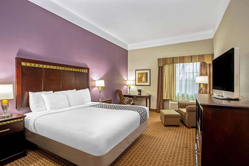 La Quinta Inn & Suites by Wyndham Cleburne - photo 15