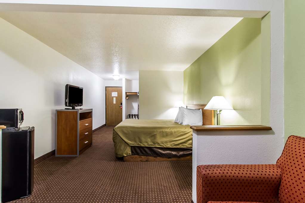 Econo Lodge Inn & Suites Pekin Peoria Area - photo 25