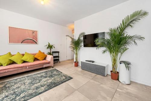 Lumina comfortable apartment with balcony — 5-Star Luxury Hotel in Warsaw, Poland