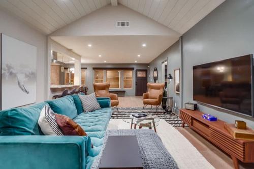 Projector Pool Table 15min DT Pets OK BBQ — 4-Star Luxury Hotel in Los Angeles, United States