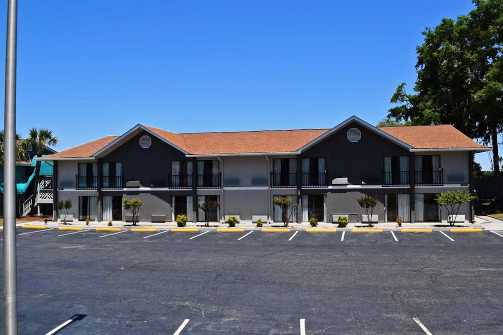 Howard Johnson by Wyndham Beaufort Parris Island - photo 21