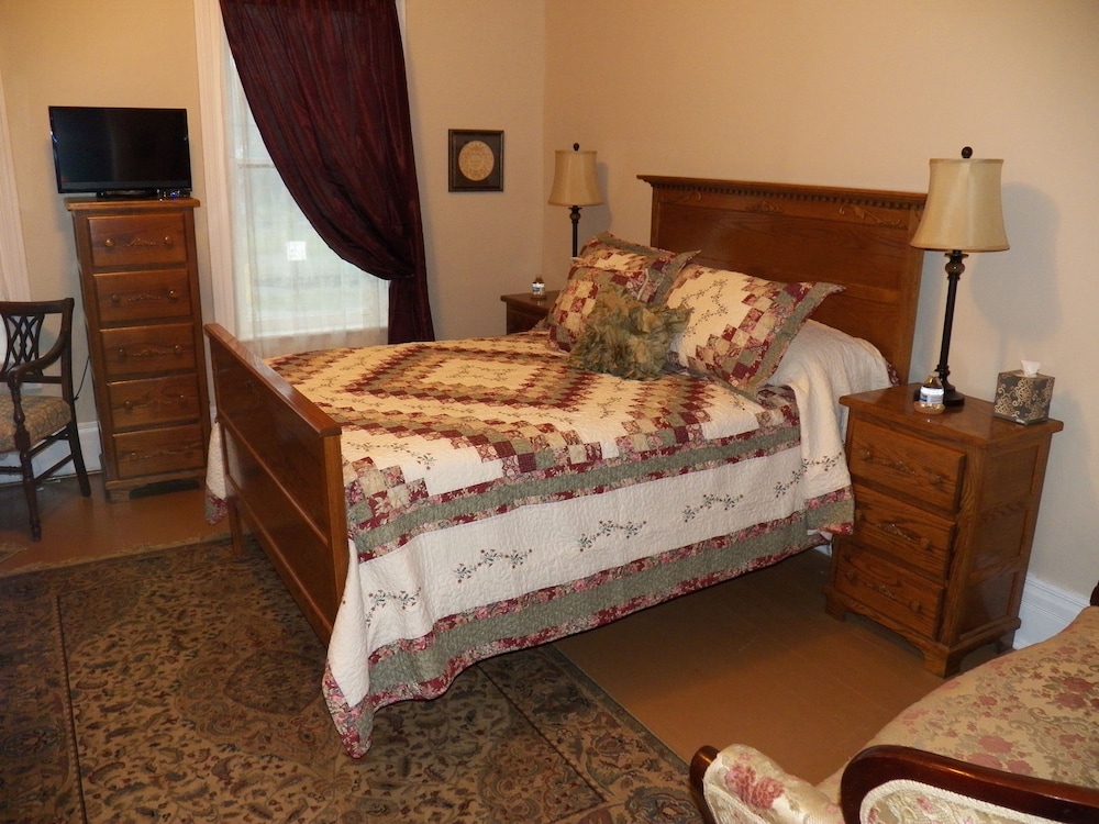 Grand Victorian Inn - photo 19