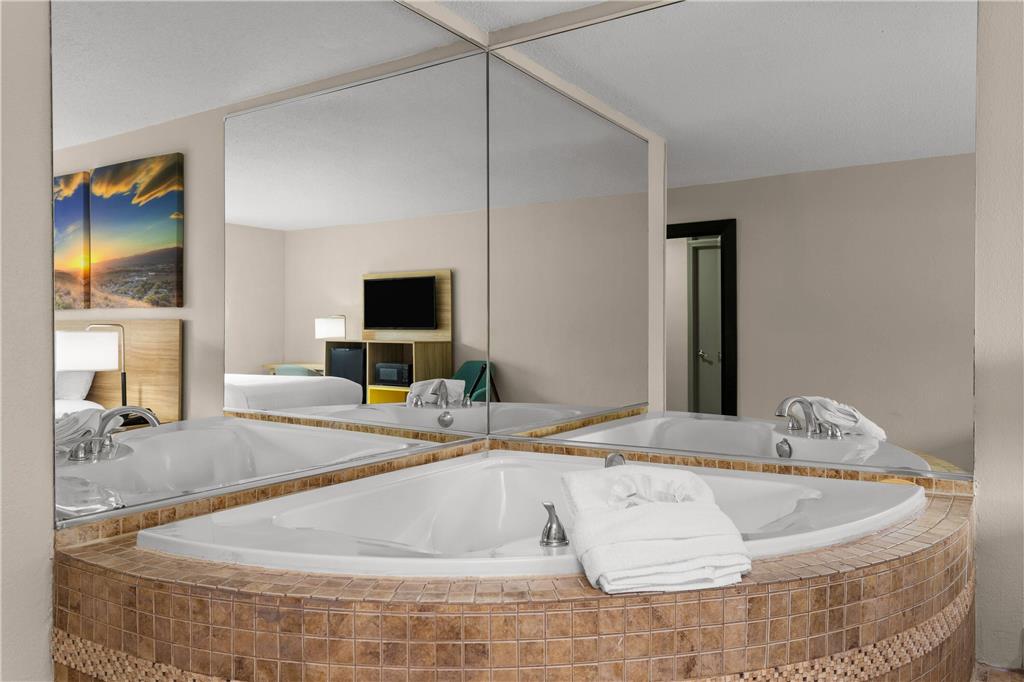 Days Inn and Suites by Wyndham Hammond IN - photo 19