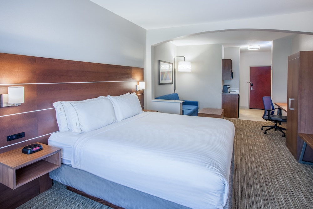Holiday Inn Express & Suites Texarkana by IHG - photo 18