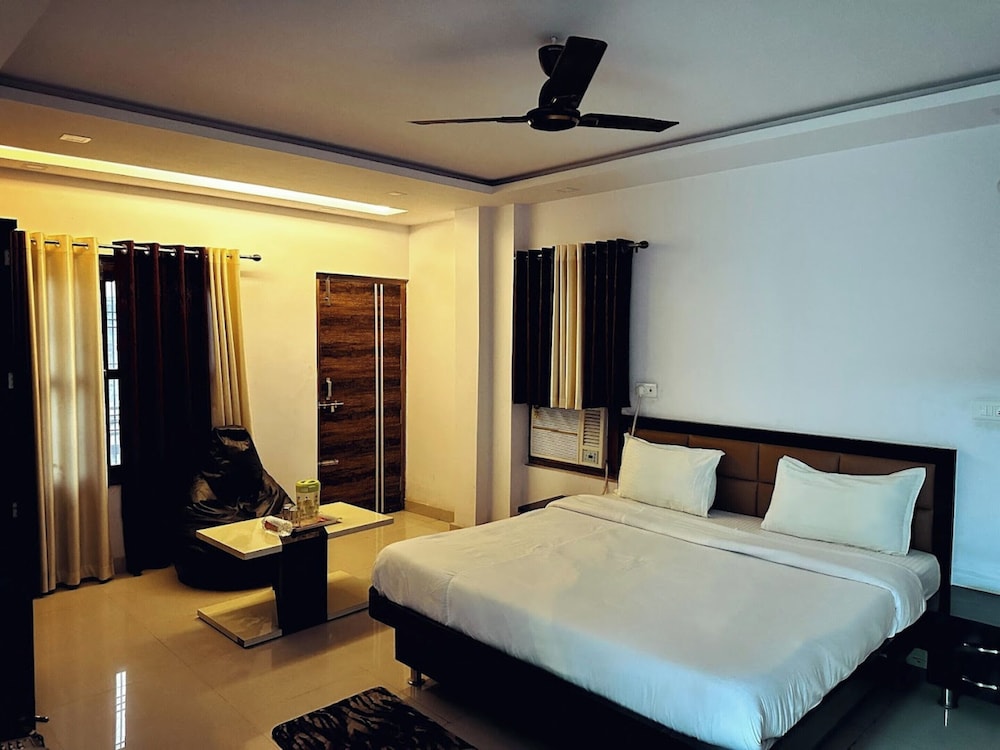 Hotel Pink Paradise in Gorakhpur, India