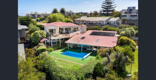 Coastal Retreat 2 minutes to Sorrento beach and local restaurants and shops in Sorrento, Australia