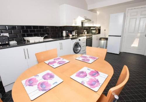 Sandmartin Top Floor 3 Bed Apartment Sea Views & Parking