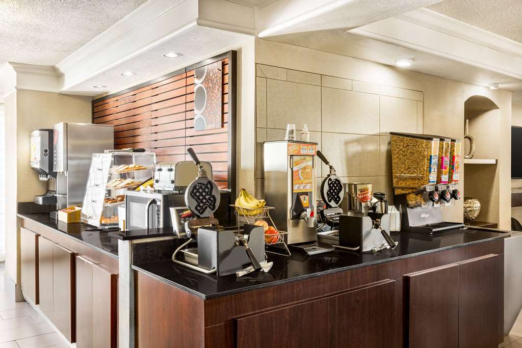La Quinta Inn by Wyndham San Antonio I 35 N at Toepperwein - photo 32