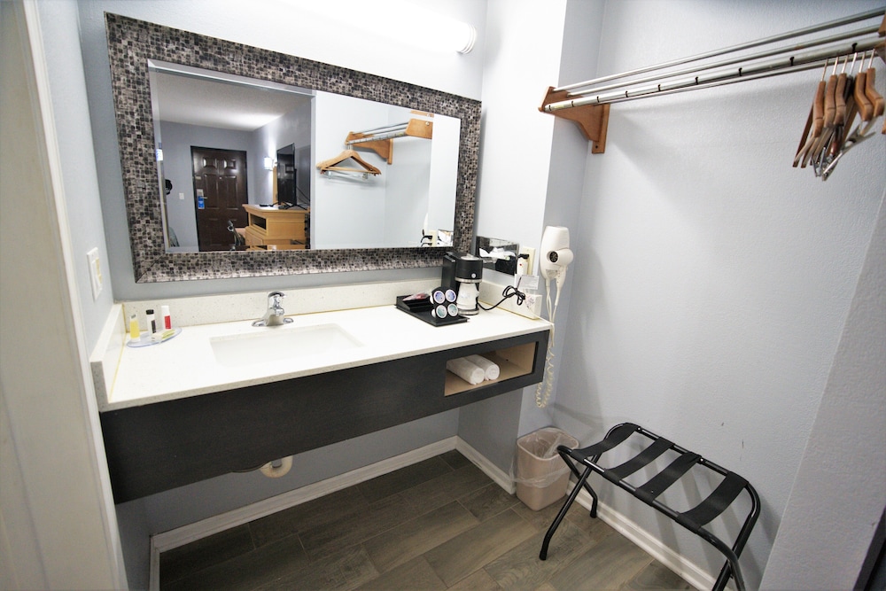Columbus Inn and Suites - photo 15